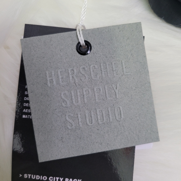 HS8 Crossbody | Studio - Picture 9 of 11